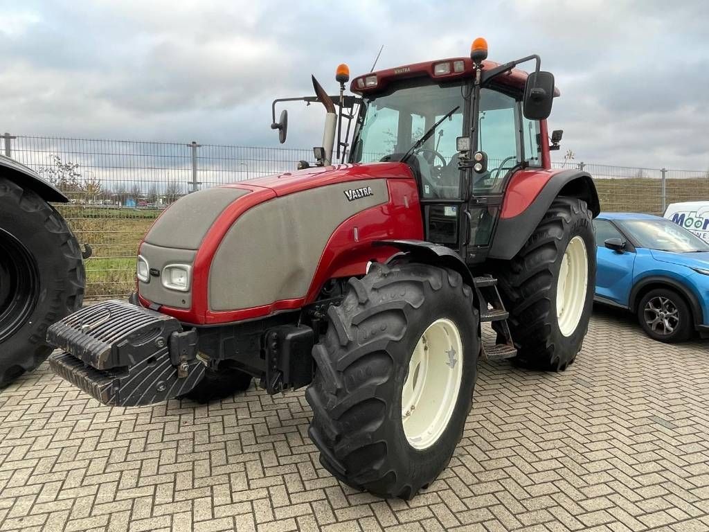 Valtra T 120 Traktor