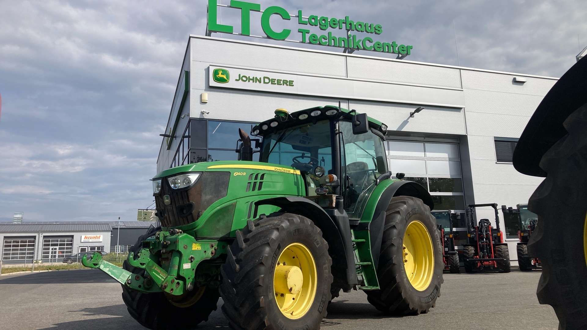 John Deere 6140 R tractor 52 083 €