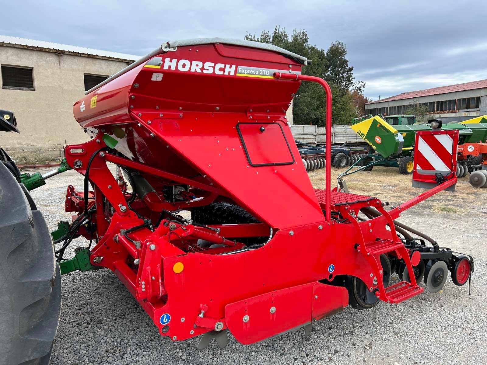 E-FARM: HORSCH Express 3 TD - Semoir direct - id UQWLJQQ - 28 000 € - Année: 2012 - Bulgarie