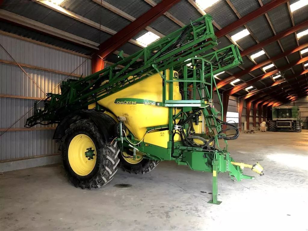 E-FARM: John Deere 840 i - Pulvérisateur - id XDYFFFG - 37 293 € - Année: 2007 - Danemark