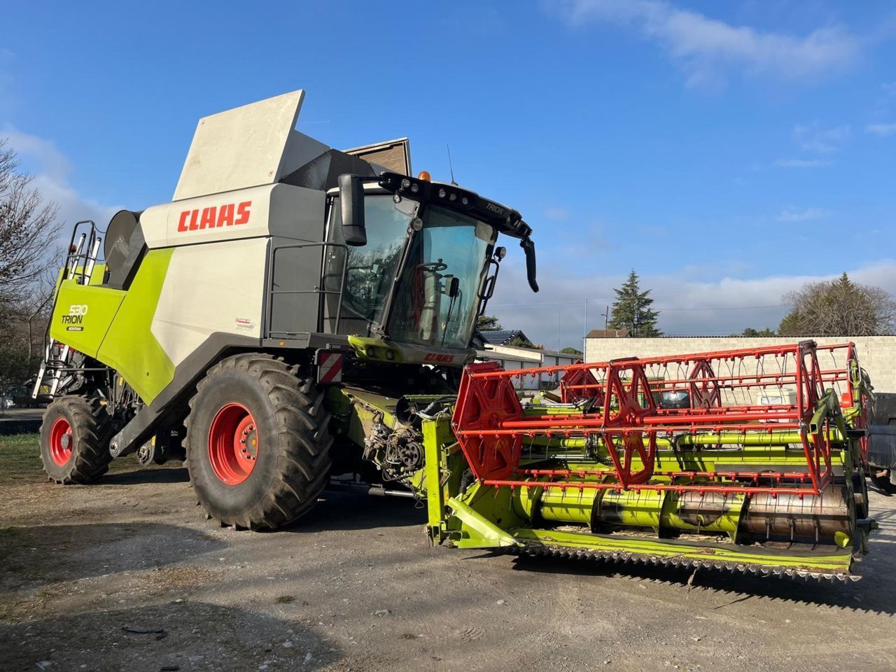 E-FARM: Claas Trion 530 Montana - Kombajn zbożowy - id 2EVQ3DP - Rok produkcji: 2022 - Motogodziny: 889,Francja