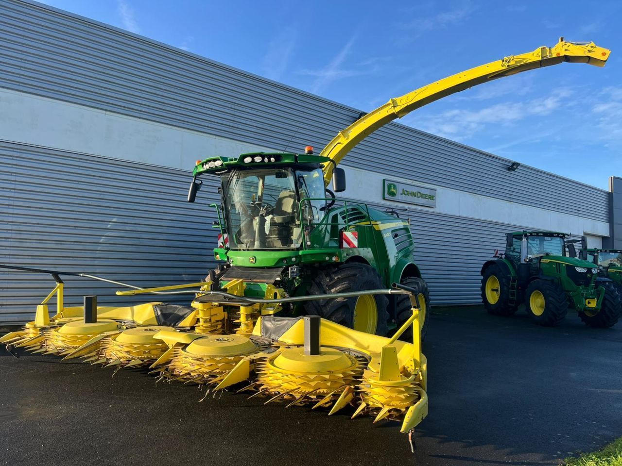E-FARM: John Deere 8400 - Ensileuse automotrice - id ZQ597S7 - 268 000 € - Année: 2018 - Lecture du nombre d'heure: 2 652,France