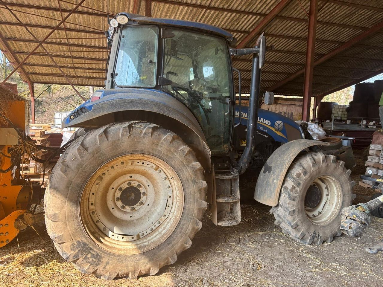 E-FARM: New Holland T5.105 - Tractor - id UWVKYUE - 39.500 EUR - Anul: 2015 - Citeste ore: 4.300,Muterea motorului: 105,Franța