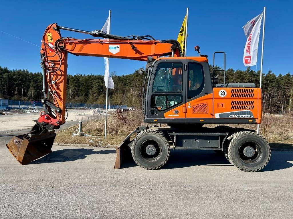 Doosan dx 170 w - 5 Wheeled excavator €81,900