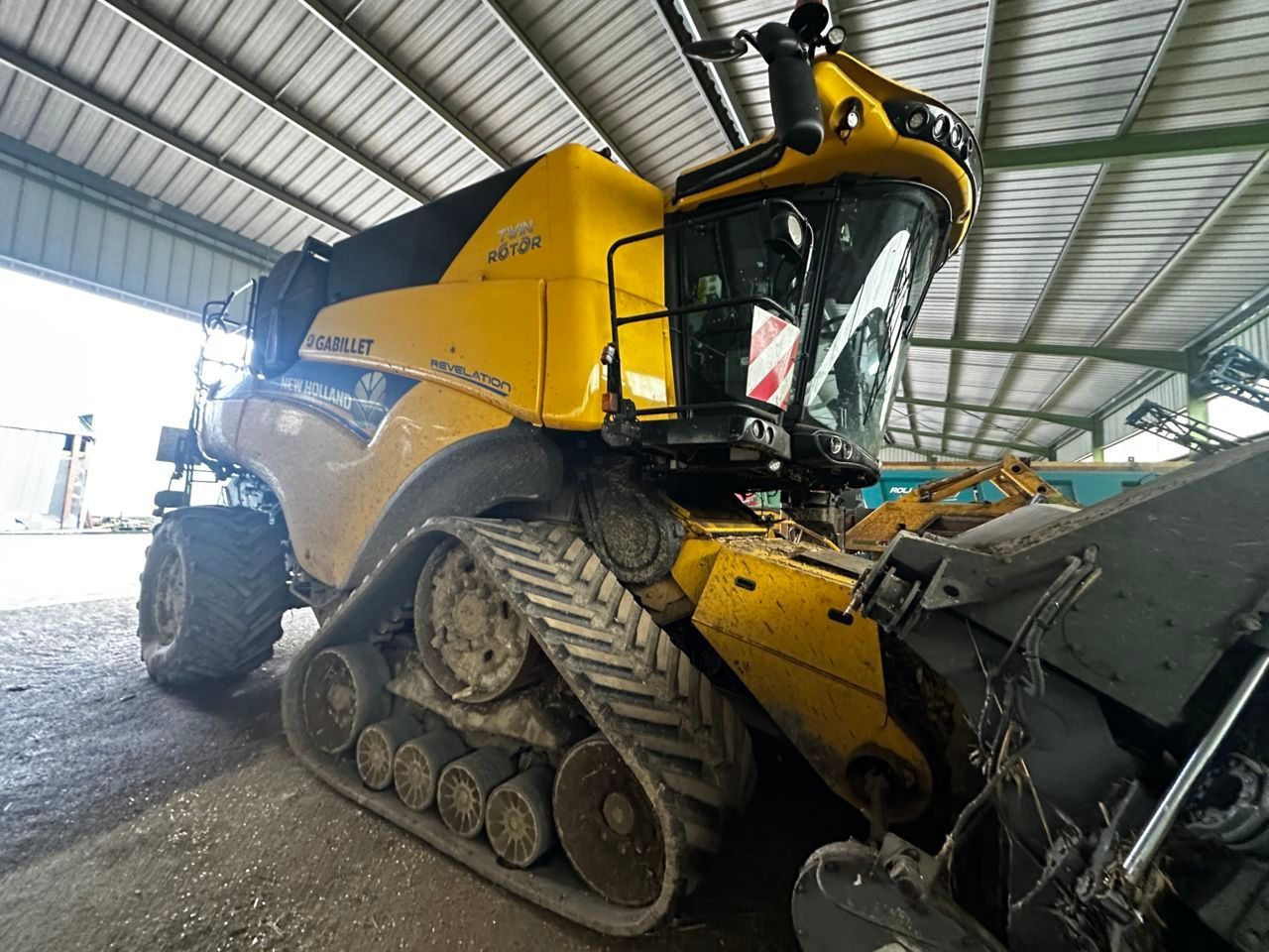 E-FARM: New Holland cr 9.90 - Moissoneuse-batteuse - id LXXGFPR - 290 000 € - Année: 2022 - Lecture du nombre d'heure: 2 200,France
