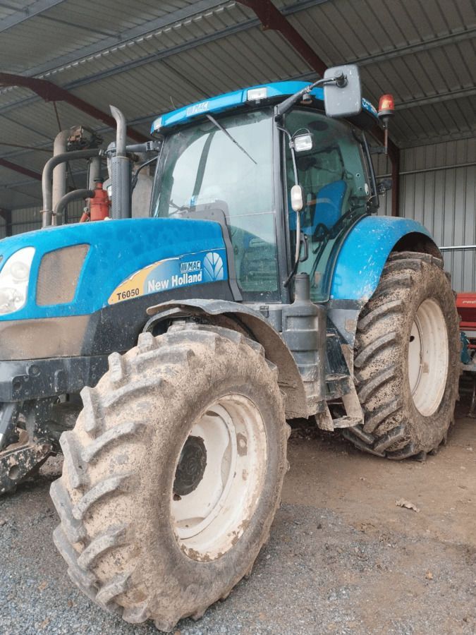 E-FARM: New Holland T6050 - Tractor - id NQAAAN3 - €37,000 - Year of construction: 2009 - Engine hours: 6,850,Engine power (HP): 125,France