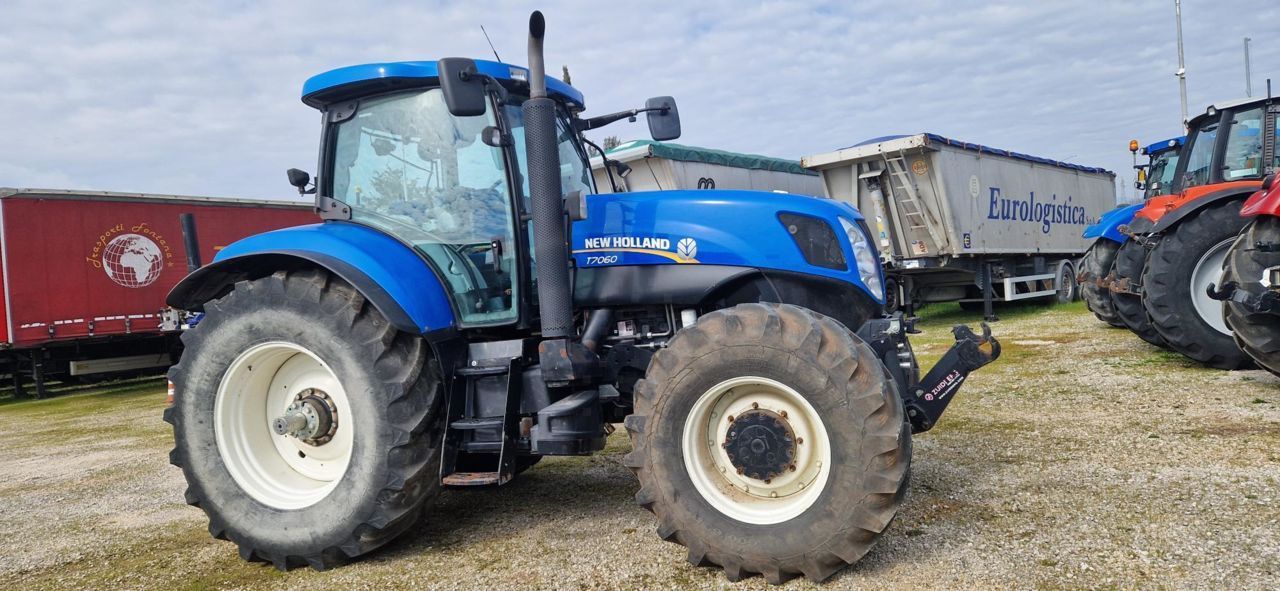 E-FARM: New Holland T7060 - Tractor - id UACTQZH - 55.000 € - Año: 2011 - Horas: 7110,Potencia del motor: 213,Italia
