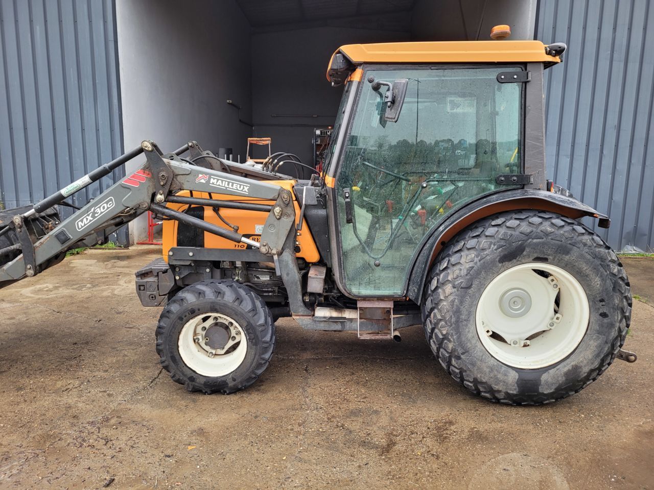 E-FARM: Renault Dionis 110 - Traktor - id QTWH73V - 19 900 € - Rok produkcji: 2002 - Motogodziny: 2 950,Moc silnika: 52,Francja
