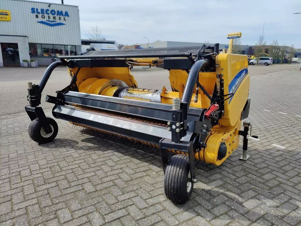 New Holland 300fpe gras pickup Header €12,000