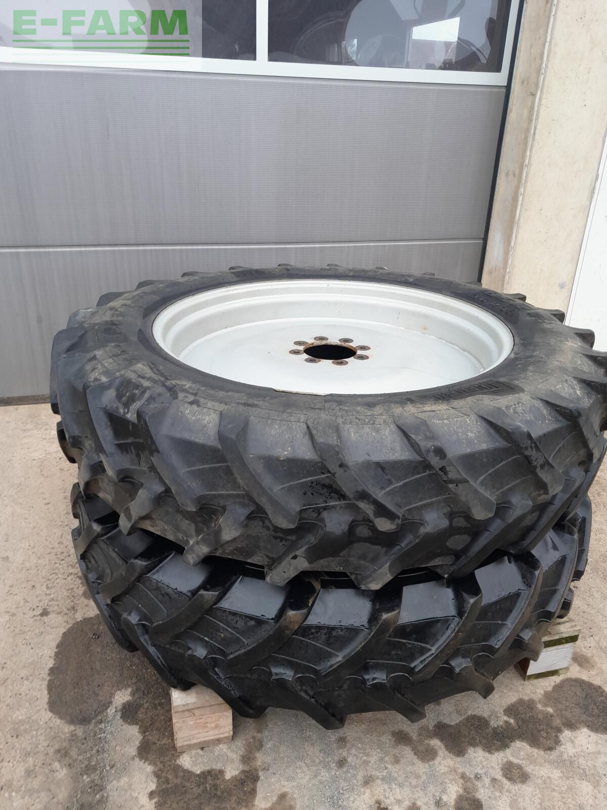 PIRELLI Ruedas y orugas