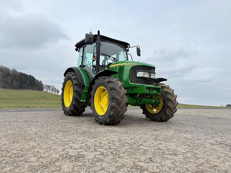 E-FARM: John Deere 5720 - Traktor - id FJA59DJ - 20.500 € - Baujahr: 2005 - Abgelesene Motorstunden: 10.000,Motorleistung (PS): 82,Deutschland
