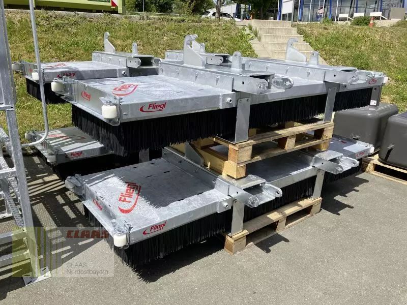 E-FARM: Fliegl kehrbesen löwe 2.500mm - Anexă - id 8VGMD8Y - Anul: 2025 - Germania