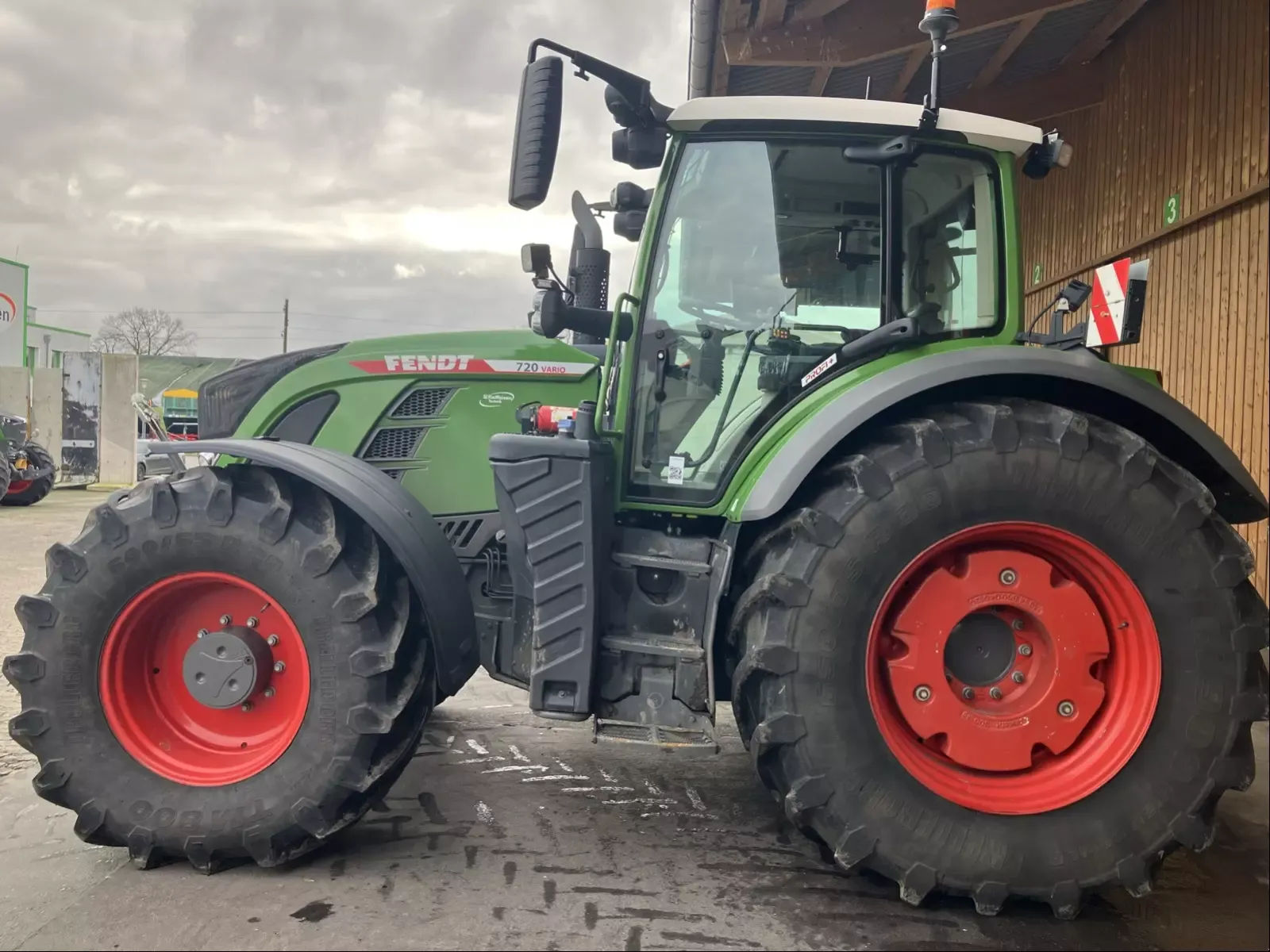 E-FARM: Fendt 720 Vario ProfiPlus - Traktor - id UZWI9CF - 151 500 EUR - Gyártási év: 2021 - Üzemóra (motor): 3159,Motor teljesítménye (LE): 201,Németország