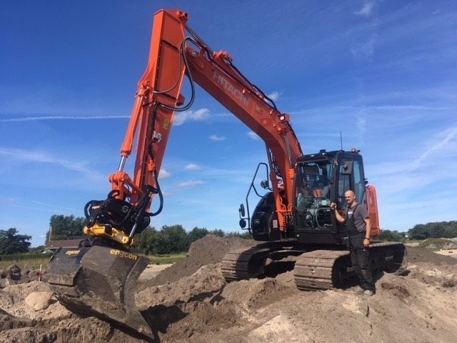 Hitachi zx 135 us-6 Koparka gąsienicowa 95 010 €
