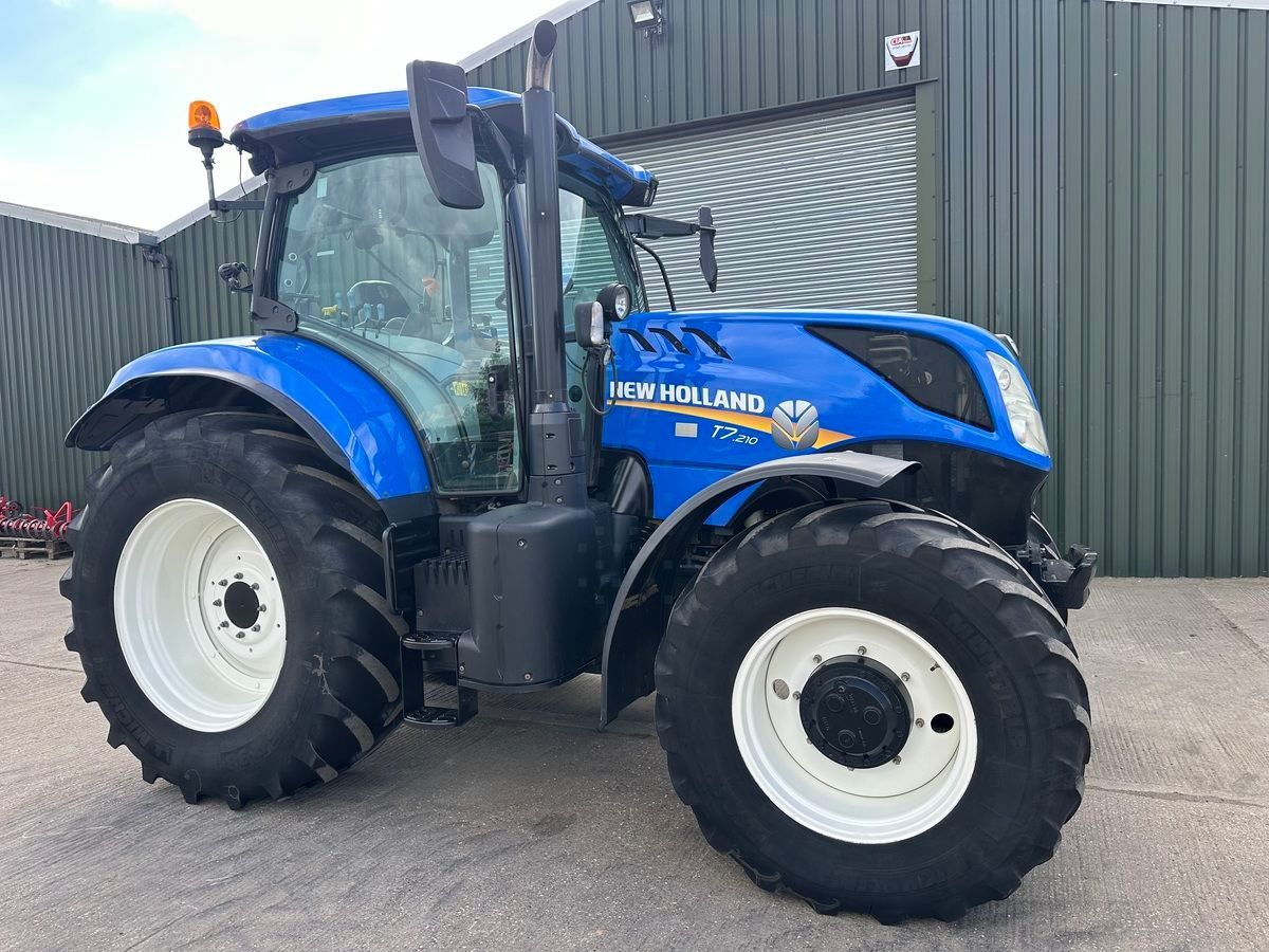 E-FARM: New Holland T7.210 - Traktor - id 21G8JGL - 61.736 € - Baujahr: 2018 - Abgelesene Motorstunden: 4.300,Motorleistung (PS): 210,Vereinigtes Königreich