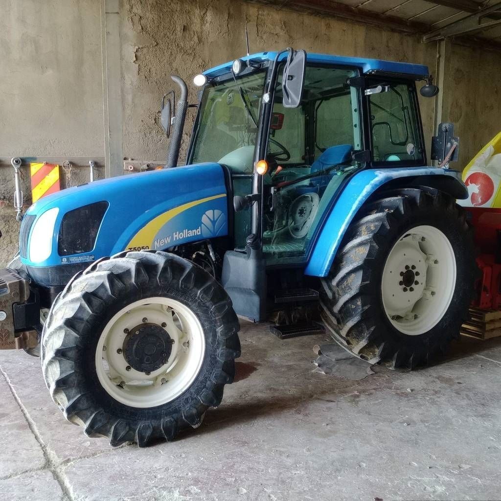 E-FARM: New Holland T5050 - Tracteur - id BGXACLE - 32 000 € - Année: 2009 - Lecture du nombre d'heure: 6 700,Puissance du moteur (chevaux): 97,Italie