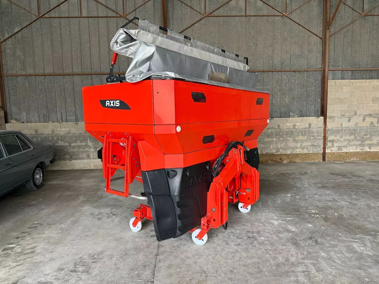 E-FARM: Kuhn axis 50.2 h-emc w - Fertiliser spreader - id RQ8LD3D - €16,000 - Year of construction: 2017 - France
