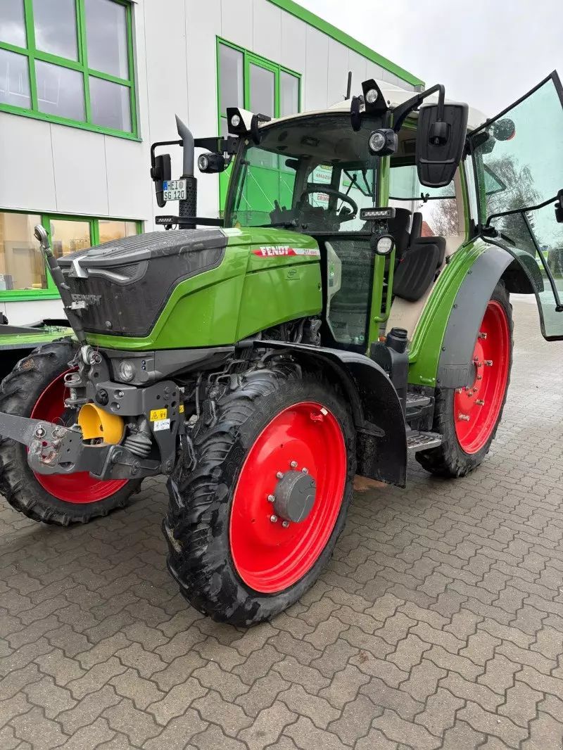 Fendt 211 Vario Tractor 102.000 EUR