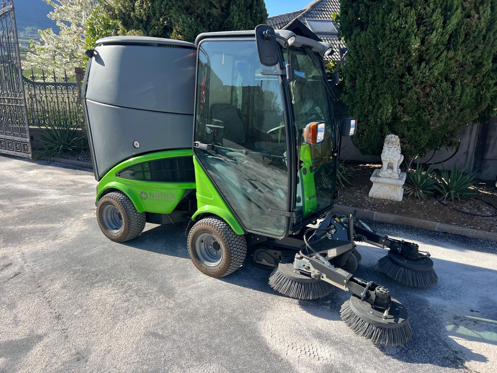 E-FARM: nilfisk city ranger 2250 - gb138 - Kommunaltechnik - id 2VFQ5EG - 23.000 € - Baujahr: 2012 - Italien