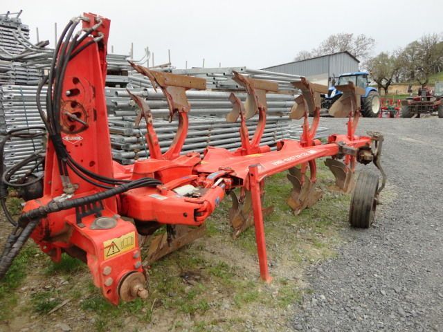 E-FARM: Kuhn varimaster 122 - 4 corps extensibles . - Pflug - id 4WNC5CJ - 13.900 € - Baujahr: 2008 - Frankreich