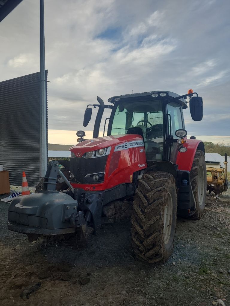 E-FARM: Massey Ferguson 6715S Dyna-6 Efficient - Tractor - id D2E4ZZ7 - €84,000 - Year of construction: 2021 - Engine hours: 1,450,Engine power (HP): 150,France