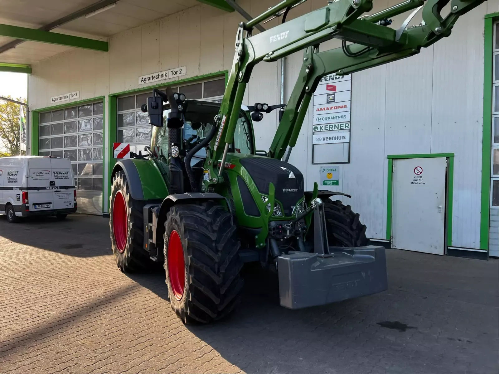 E-FARM: Fendt 724 Vario - Traktor - id H3SKZGW - 199.000 € - Baujahr: 2023 - Abgelesene Motorstunden: 2.100,Motorleistung (PS): 240,Deutschland