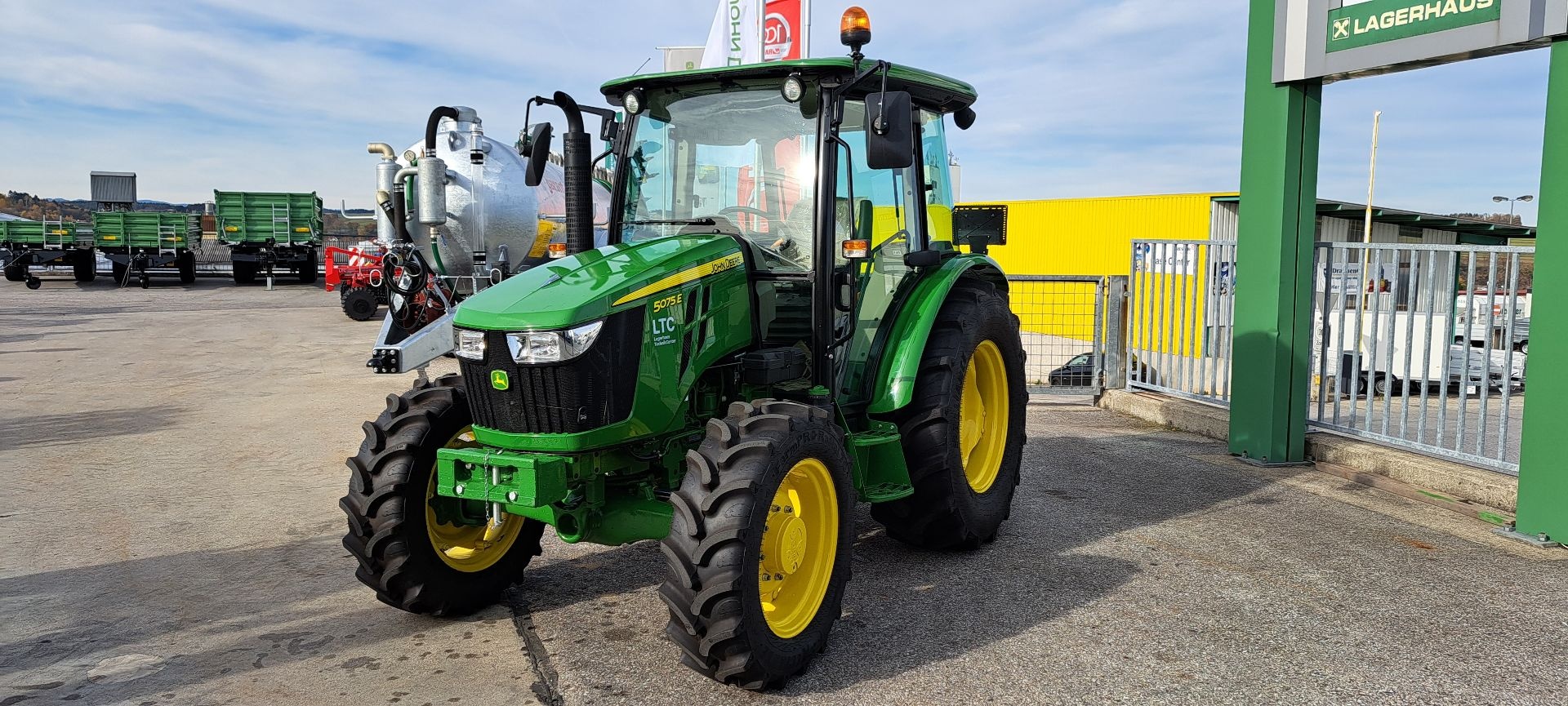 John Deere 5075 E tractor 43 742 €