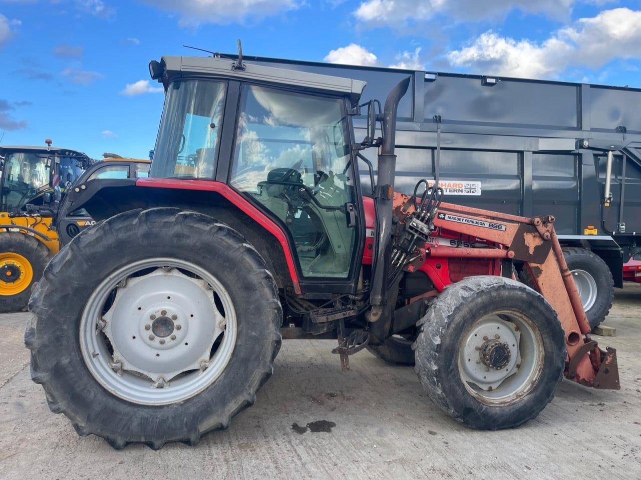 Massey Ferguson 6255 Tractor €18,995