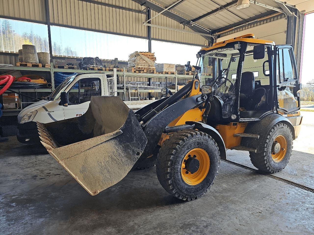 E-FARM: JCB 409 - Wheel loader - id BPC3BYC - €60,000 - Year of construction: 2022 - Engine hours: 1,100,Engine power (HP): 75,France