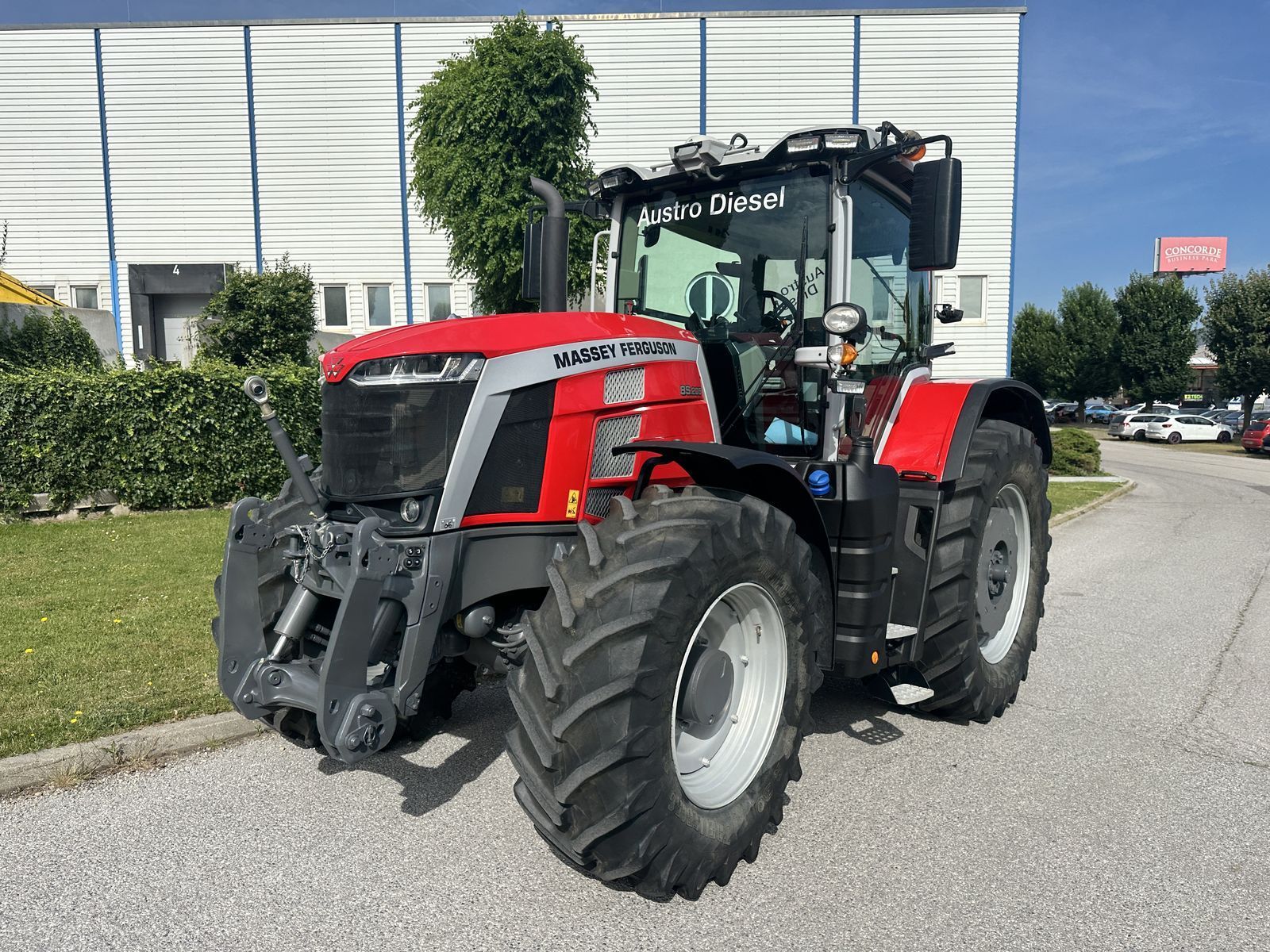 E-FARM: Massey Ferguson 8S.205 - Traktor - id ANUSJYU - 119.000 € - Baujahr: 2021 - Abgelesene Motorstunden: 1.700,Motorleistung (PS): 219,Österreich