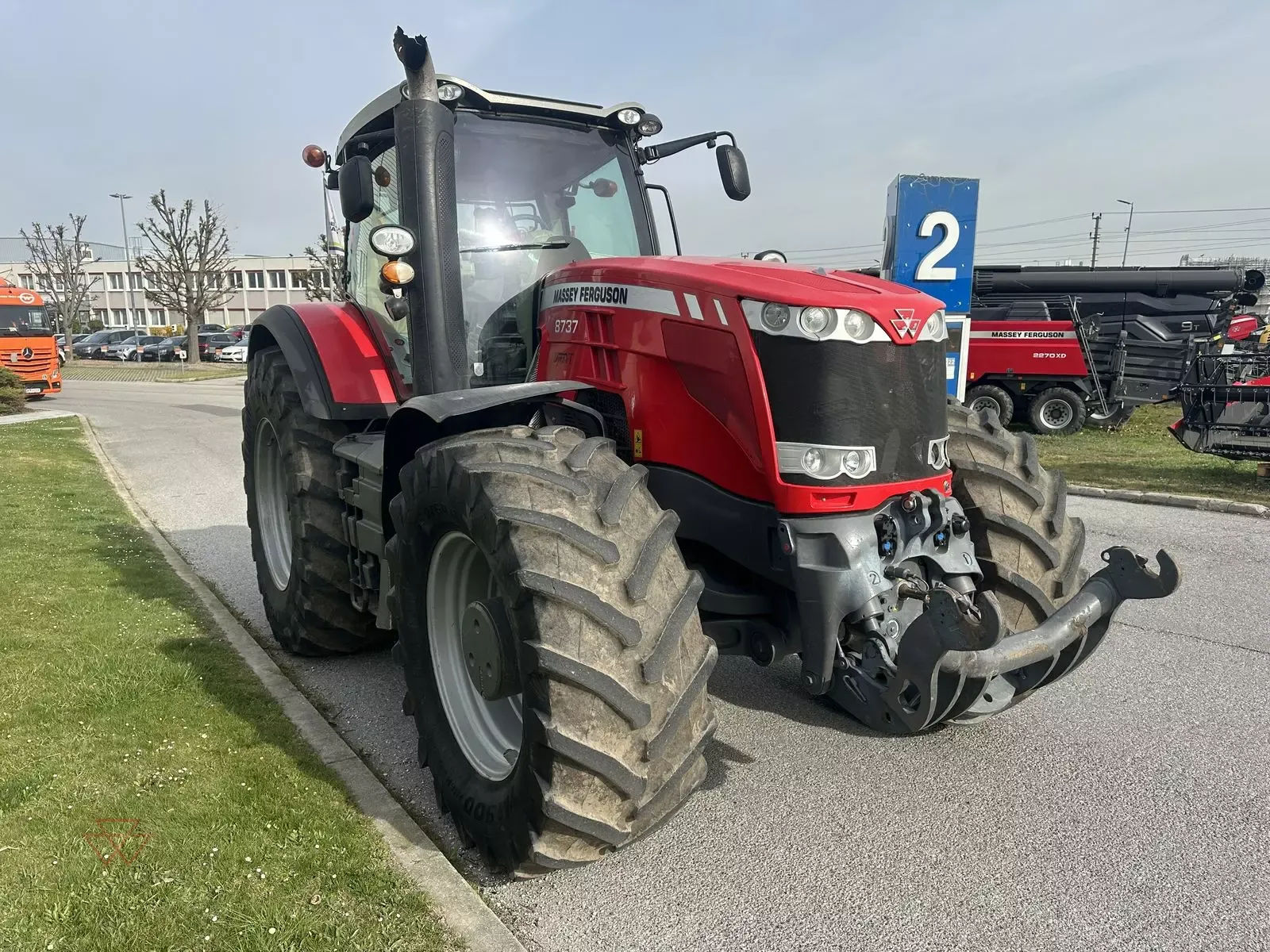 E-FARM: Massey Ferguson 8737 Dyna-VT - Traktor - id D37XDQL - 129.000 € - Baujahr: 2015 - Abgelesene Motorstunden: 5.600,Motorleistung (PS): 381,Österreich