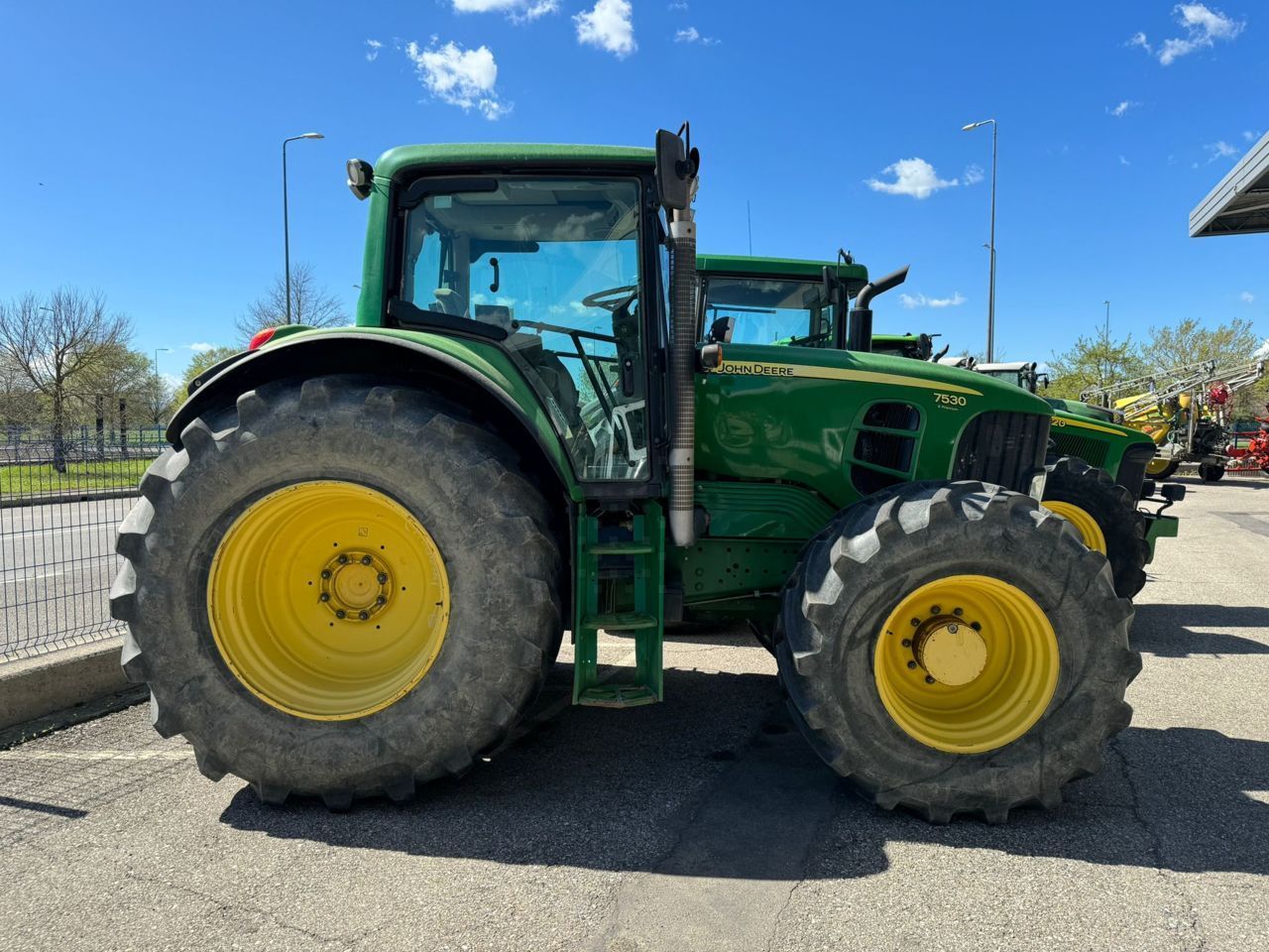 E-FARM: John Deere 7530 Premium - Traktor - id A3WUQE7 - 49.900 € - Baujahr: 2009 - Abgelesene Motorstunden: 12.138,Motorleistung (PS): 210,Italien