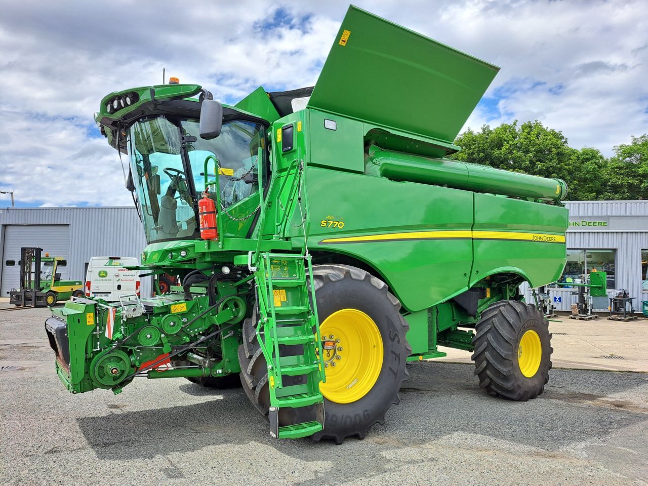 E-FARM: John Deere S770 - Moissoneuse-batteuse - id FE8D2KU - 315 000 € - Année: 2023 - Lecture du nombre d'heure: 450,France