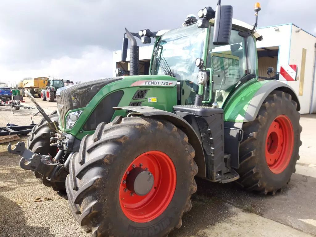 E-FARM: Fendt 722 Vario - Tractor - id BAVBHDF - €92,000 - Year of construction: 2014 - Engine hours: 6,010,Engine power (HP): 220,France