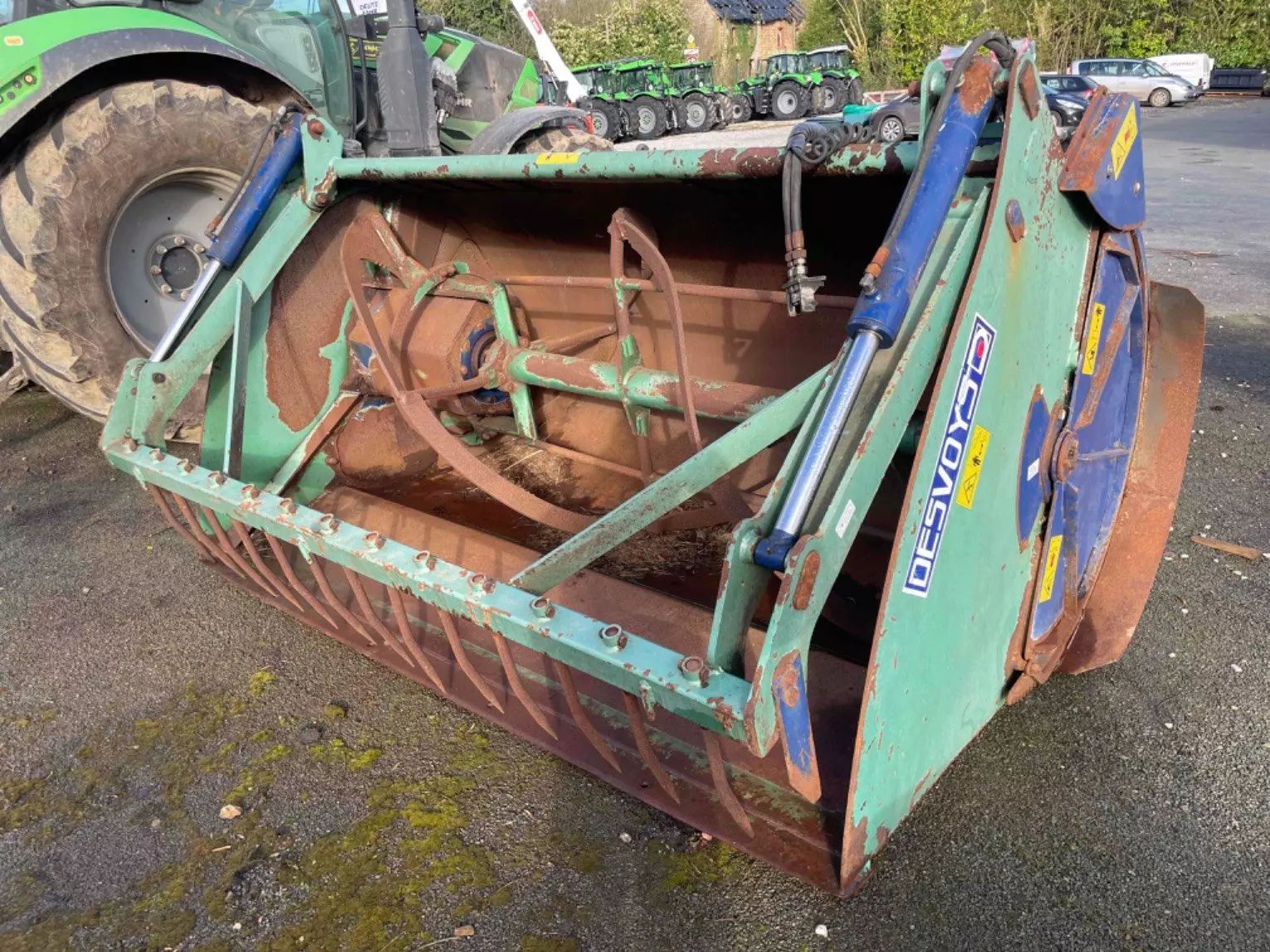 E-FARM: Desvoys godet désileur godet mélangeur 2.50 desvoys - Vegetable harvester - id 4ULQUBE - €7,500 - Year of construction: 2008 - France