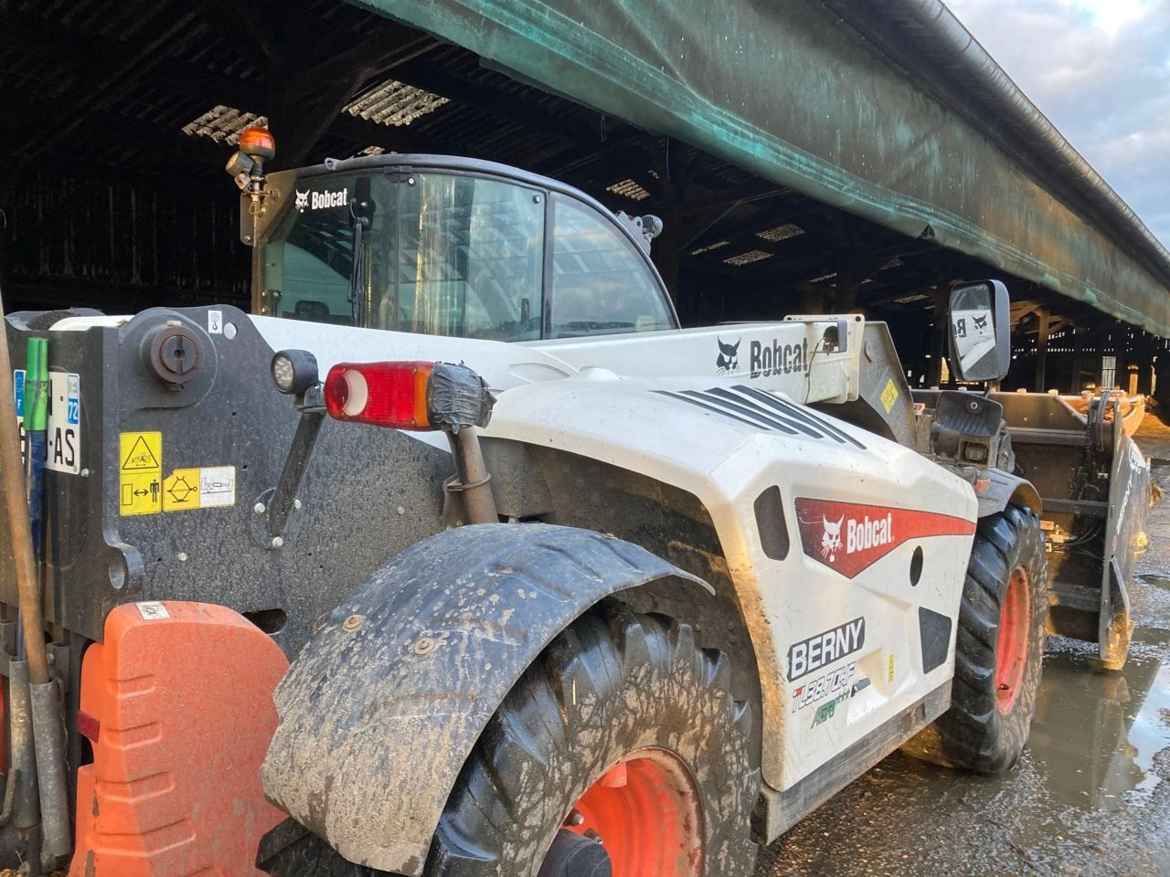 E-FARM: Bobcat th38-70 - Chargeur télescopique  - id MXBAZQY - 42 000 € - Année: 2019 - Lecture du nombre d'heure: 4 100,France
