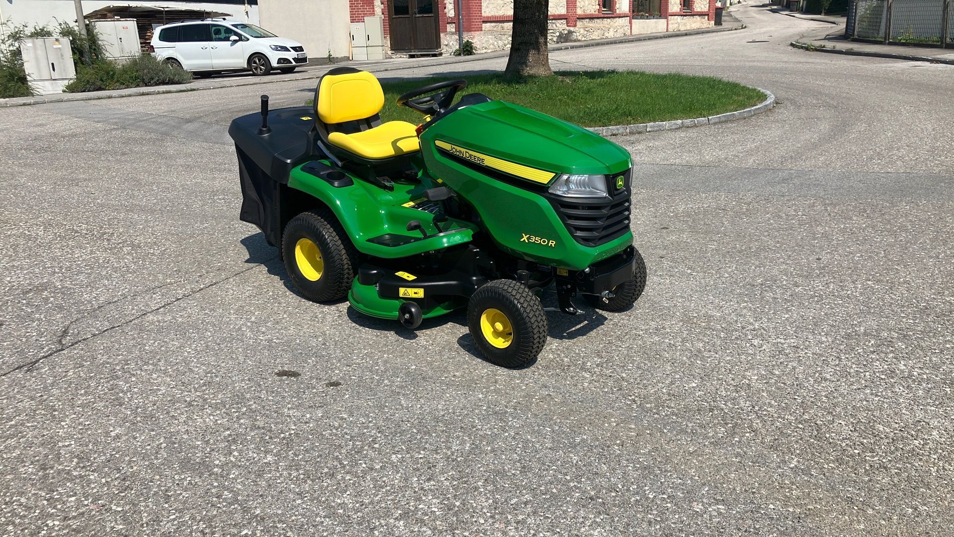E-FARM: John Deere X350R - Tosaerba - id C63ZWHP - 6.417 € - Anno di costruzione: 2023 - Austria