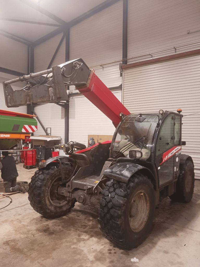 E-FARM: Massey Ferguson th 7038 - Ładowacz teleskopowy - id PLDBWCR - 55 000 € - Rok produkcji: 2019 - Motogodziny: 4200,Francja