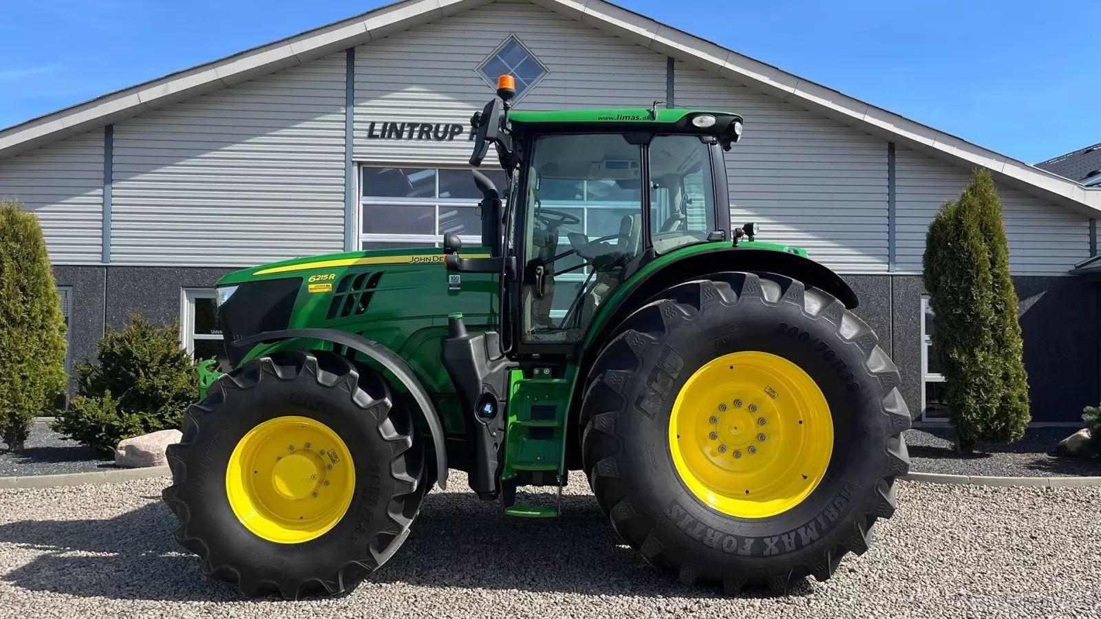 John Deere 6215 R Tractor €77,586