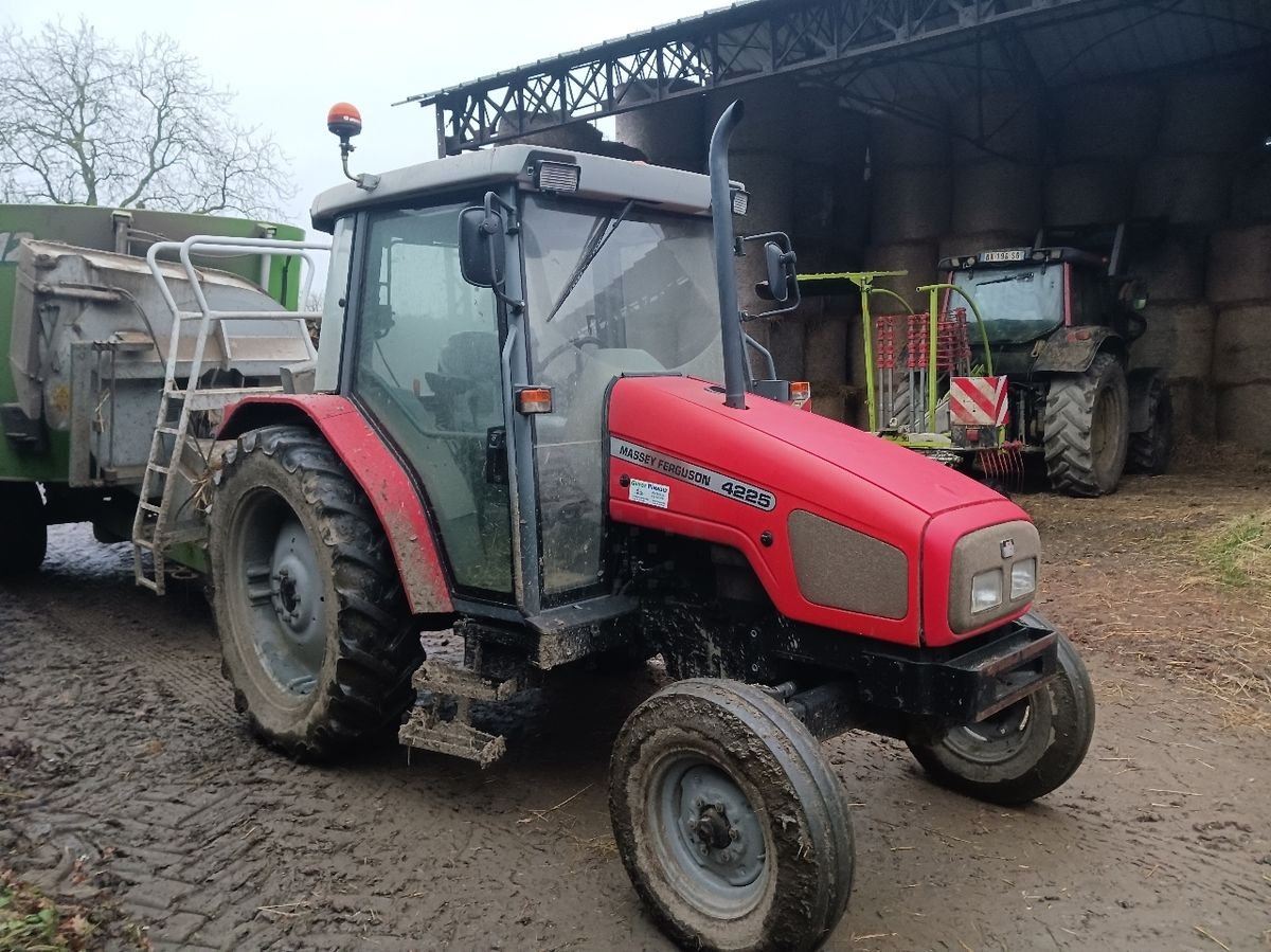 Massey Ferguson 4225 tractor 17.500 €