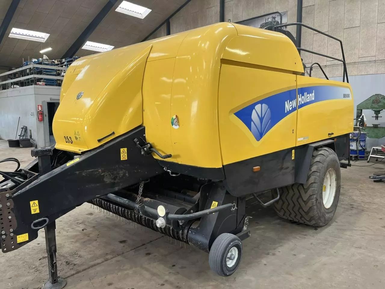 New Holland bb9080 Lis 32 110 €