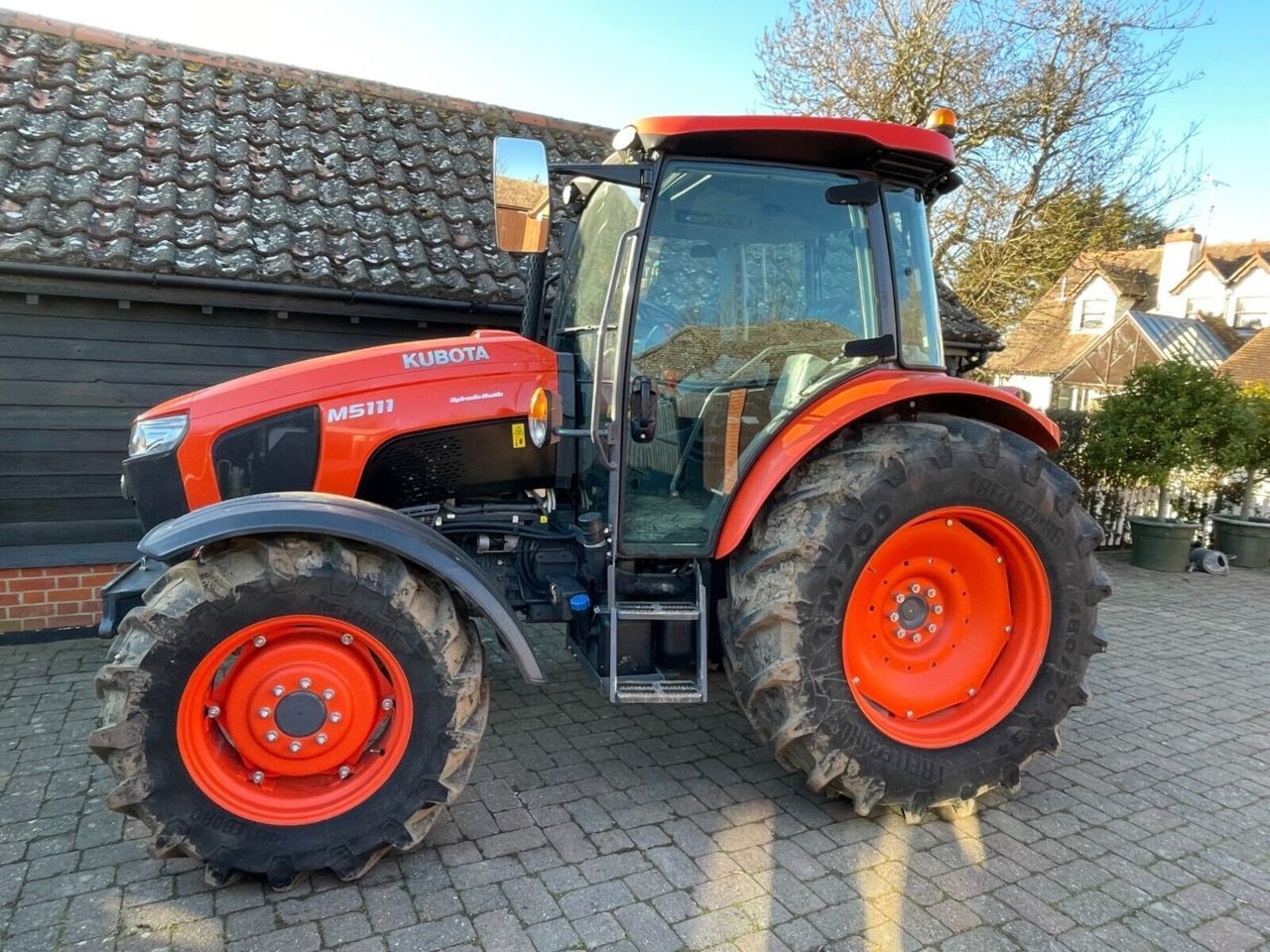 E-FARM: Kubota M5111 - Trattore - id KNARX3K - 41.390 € - Anno di costruzione: 2018 - Ore: 1.950,Potenza del motore: 113,Regno Unito