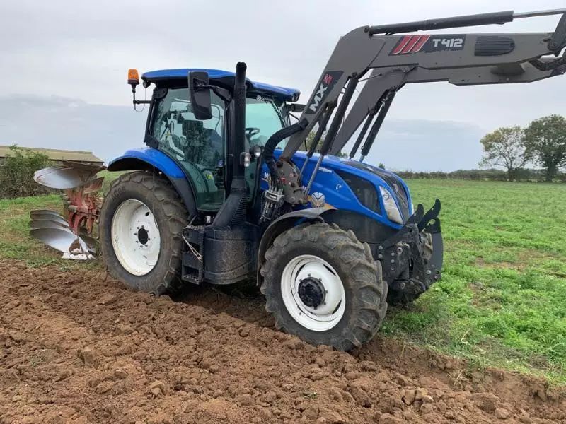 E-FARM: New Holland T6.155 - Tractor - id MAQNZXK - 75.000 € - Año: 2018 - Horas: 3343,Potencia del motor: 135,Francia