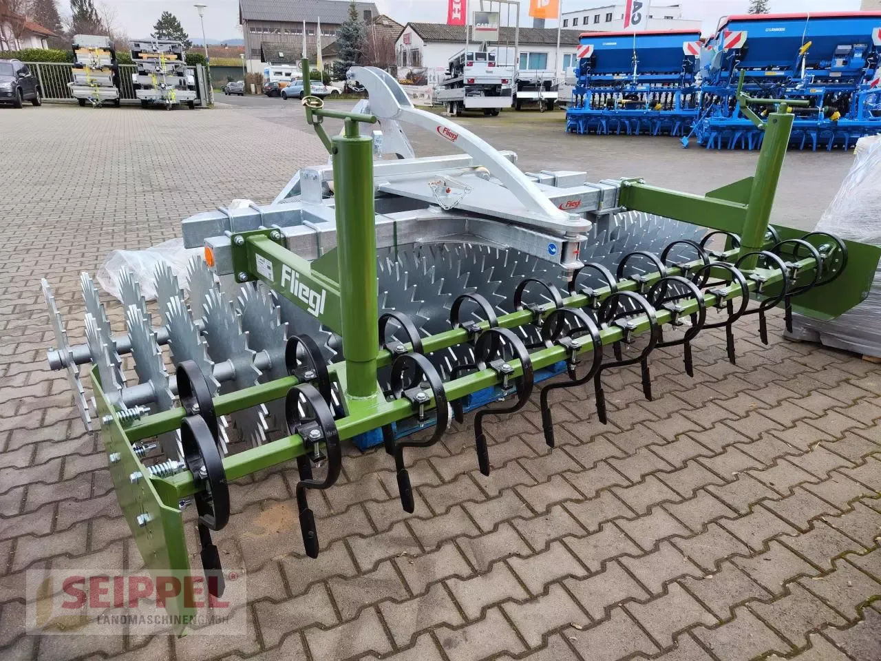 E-FARM: Fliegl profiwalze 300 cm mit voregge - Presses and roller - id CMJDUDD - €6,714 - Year of construction: 2023 - Germany