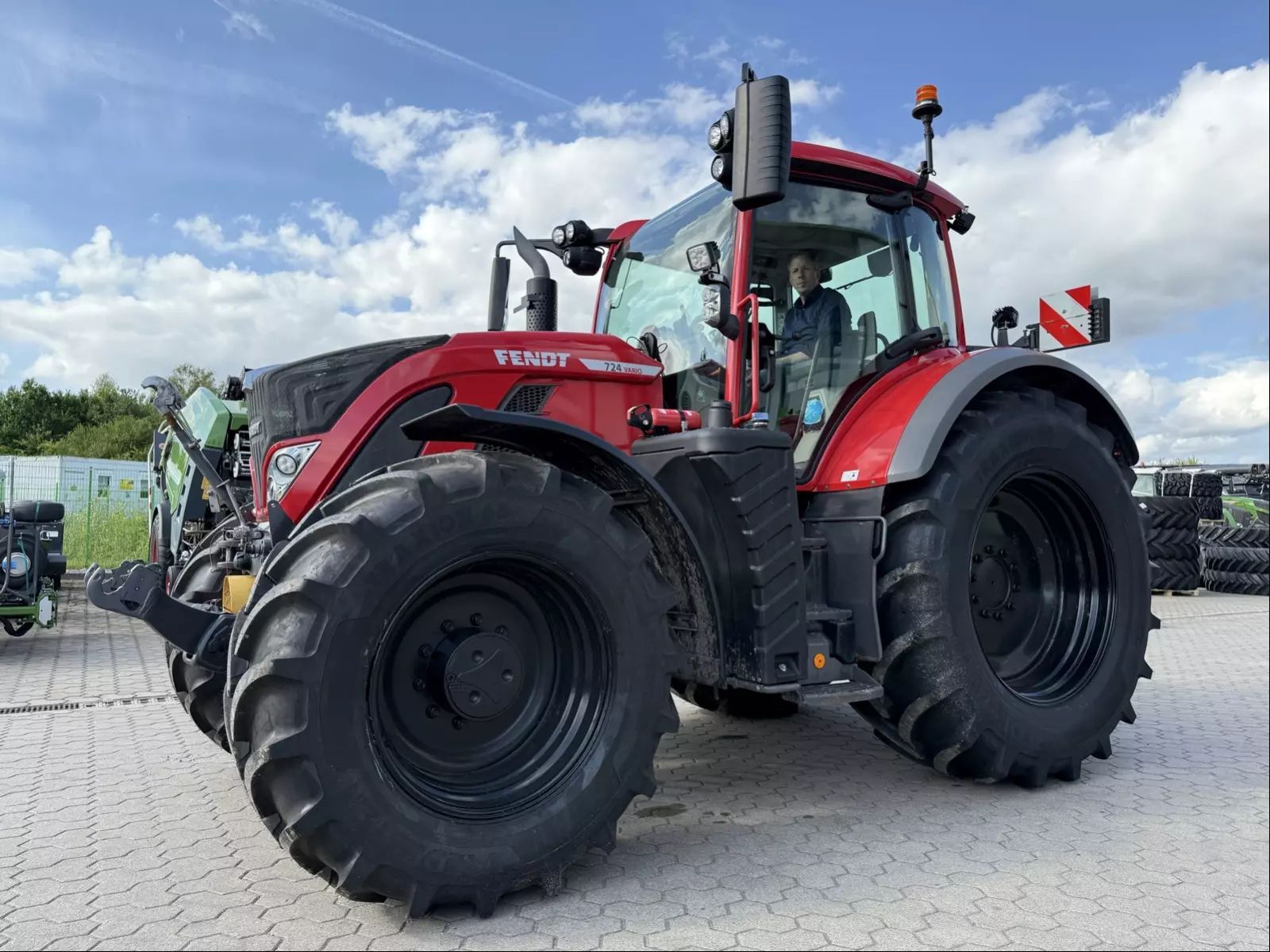 E-FARM: Fendt 724 Vario ProfiPlus - Traktor - id R3WPTSJ - 189.900 € - Baujahr: 2021 - Abgelesene Motorstunden: 425,Deutschland