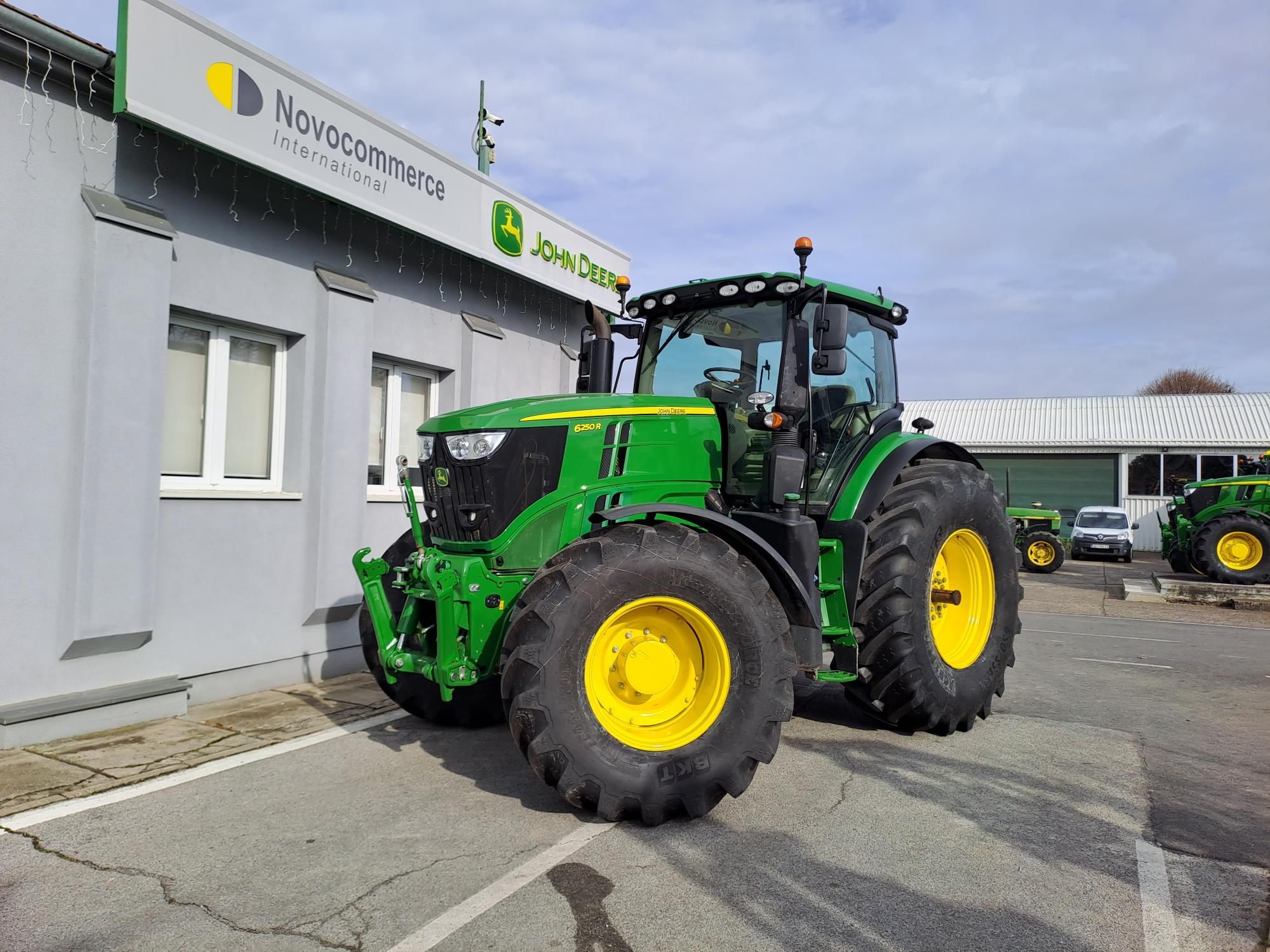 E-FARM: John Deere 6250 R - Tractor - id 9YKSXTC - €144,000 - Year of construction: 2017 - Engine hours: 4,100,Engine power (HP): 250,Croatia
