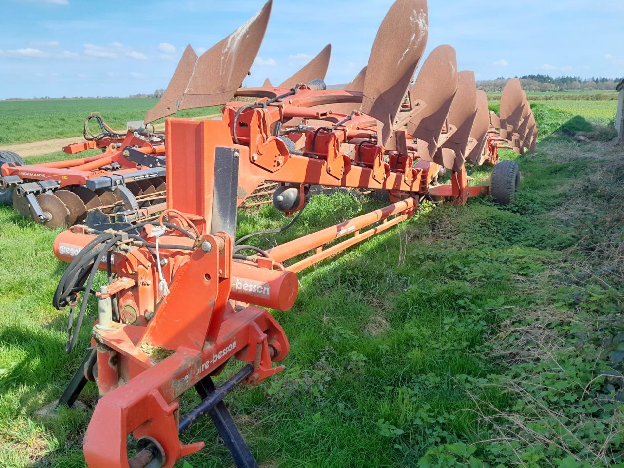 E-FARM: GREGOIRE BESSON sper y9 8 corps - Plough - id XWQP2YT - €8,500 - Year of construction: 1992 - France