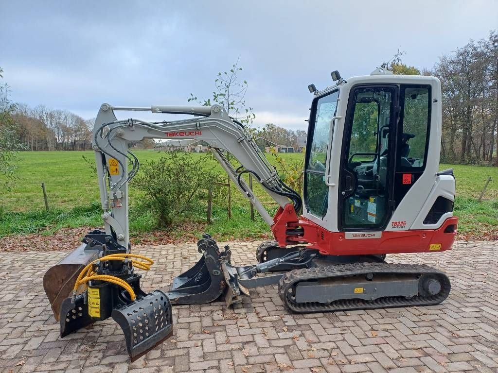 Takeuchi TB 225 Mini-pelle 37 950 €