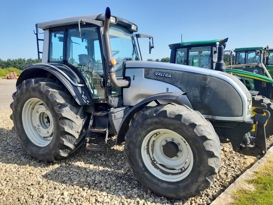 E-FARM: Valtra T131 HiTech - Tractor - id LHXWPYX - €39,500 - Year of construction: 2009 - Engine hours: 5,850,Engine power (HP): 148,France