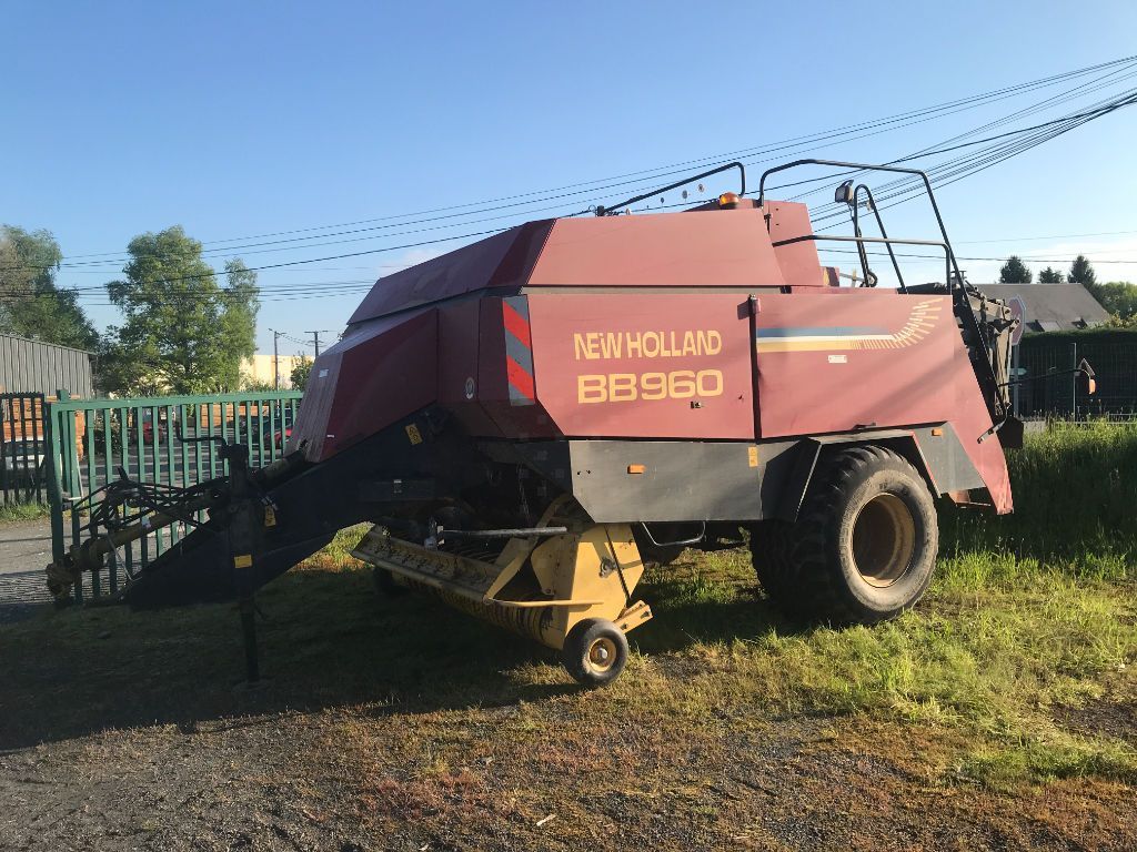 E-FARM: New Holland BB 960 - Empacadora - id QKAYMAY - 25.000 € - Año: 2000 - Las balas producidas: 39.911,Francia
